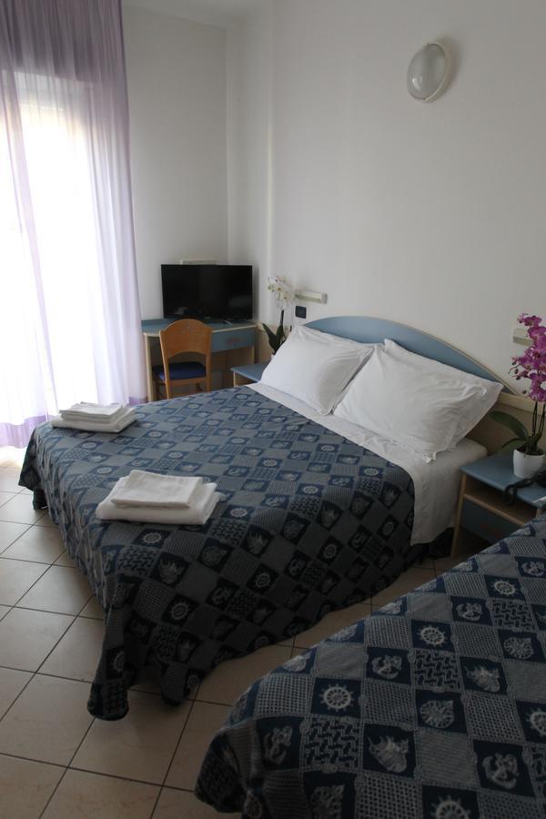Hotel Giorg - Waterpark Included Rimini Buitenkant foto