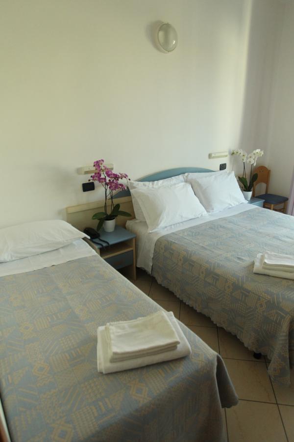 Hotel Giorg - Waterpark Included Rimini Buitenkant foto
